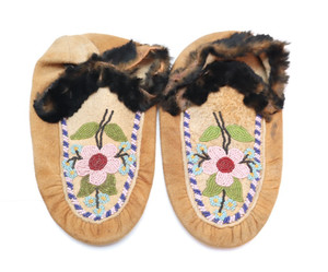 VINTAGE CREE INDIAN FLORAL Leather BEADED MOCCASINS native American 7"