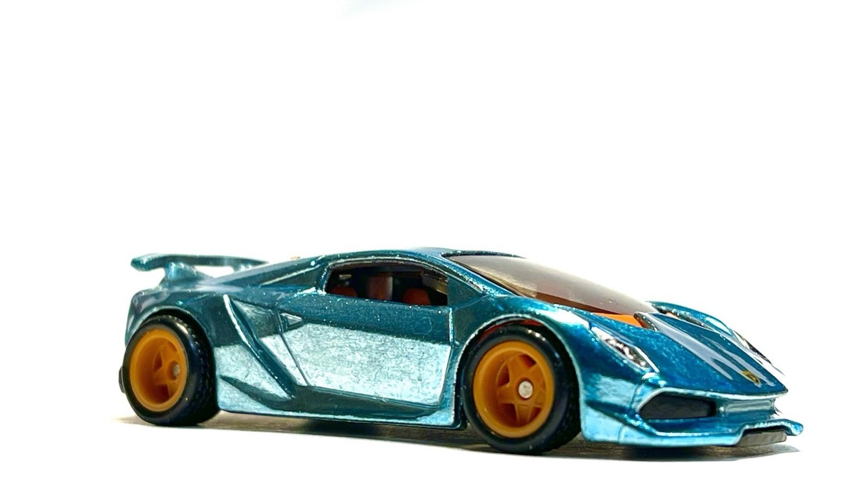 Hot Wheels 2020 Super Treasure Hunt Lamborghini Sesto Elemento