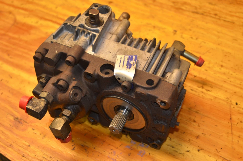 Bomba de transmisión hidrostática John Deere F710 BDU-21L-300 AM105307 F725 G2U Foto 2 de 4