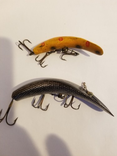 Lot of 2FLATFISH (1) T4 Black Scale (1) X4 Yellow with BLK &ORG Spots - Picture 3 of 4