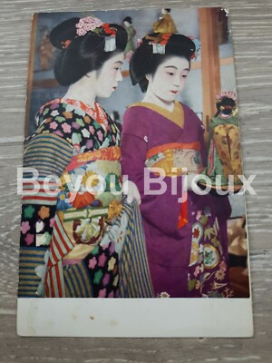 Vintage Geisha Mädchen bewundern eine Geisha Puppe Postkarte schönes Farbdetail.