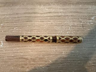 GOLD STARRY – STYLO PLUME ANCIEN EN ÉBONITE MARBRÉE – PLUME OR 18K – FRANCE