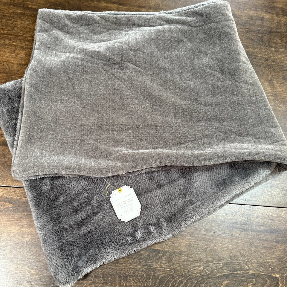 CAPA DE TRAVESSEIRO CORPO SHERPA ABRAÇO URSO ADOLESCENTE CELEIRO CERÂMICA 52 X 19" ~ CARVÃO - Imagem 3 de 4