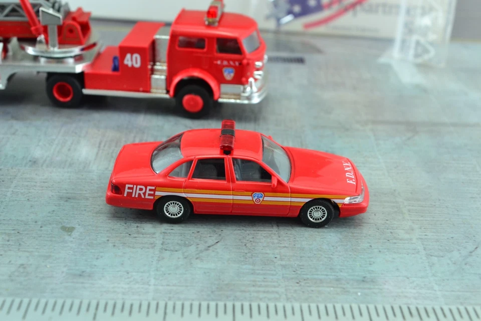 Busch 49931 New York Fire Department Engine Set Lafrance FORD HO 1:87 Scale - Image 3 of 4