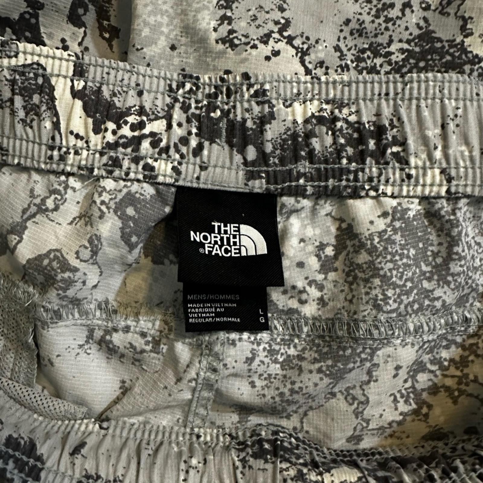 The North Face Gray Camo Athletic Shorts Men’s Large EUC thumbnail 4