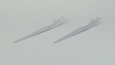 Arne Jacobsen für Georg Jensen. Zwei lange Salatgabeln aus Edelstahl.