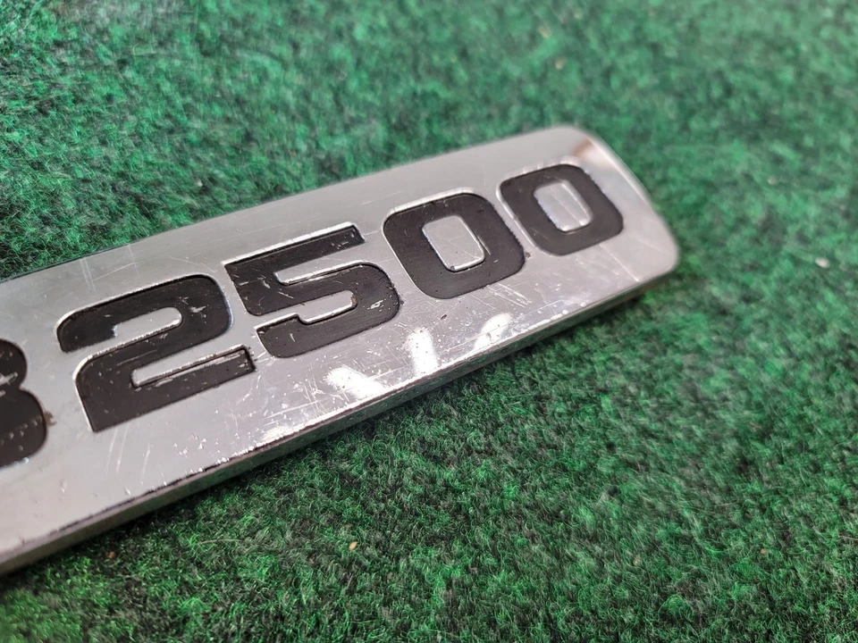 Mazda B2500 1998-2001 guardabarros emblema logotipo placa de identificación insignia ZZP0-51-714 OEM 1M4 Foto 4 de 4