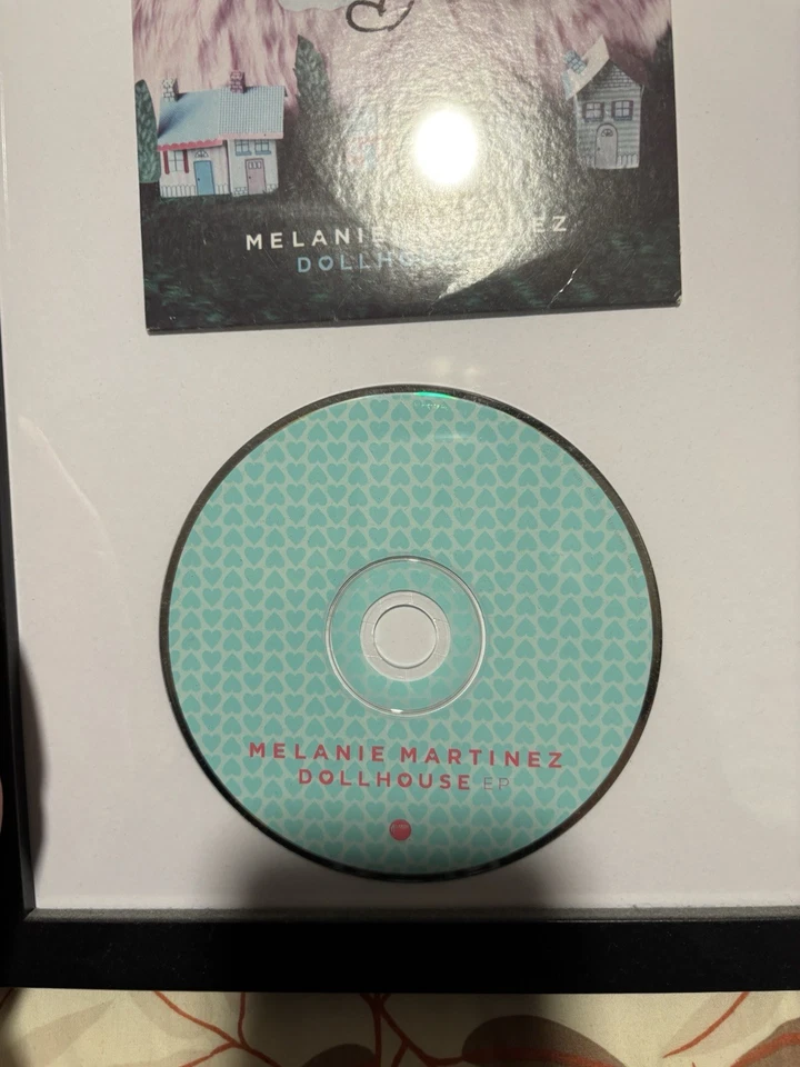CD EP para casa de muñecas firmado por Melanie Martínez con marco Foto 4 de 4