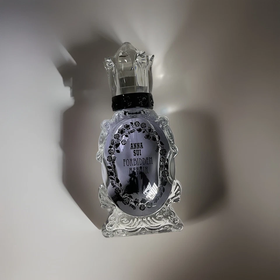 Anna Sui Forbidden Affair Eau De Toilette Spray 1.0 Fl OZ, como en la foto. Foto 4 de 4
