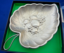 ZINN sehr sch&ouml;ne Dekoschale Blatt mit Obst Quist ca. 19x13x2 cm NEUw