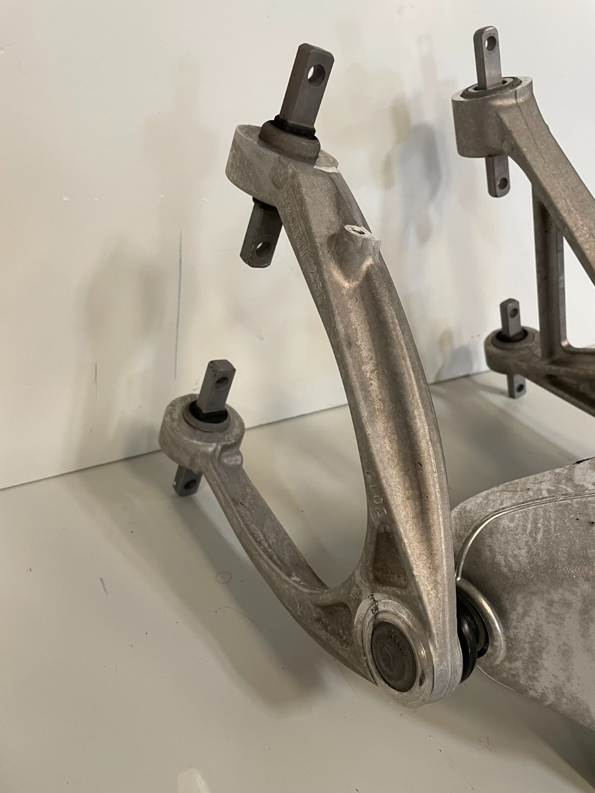 Ferrari California FRONT RIGHT SPINDLE KNUCKLE ARM 237286 235133 (3k miles)