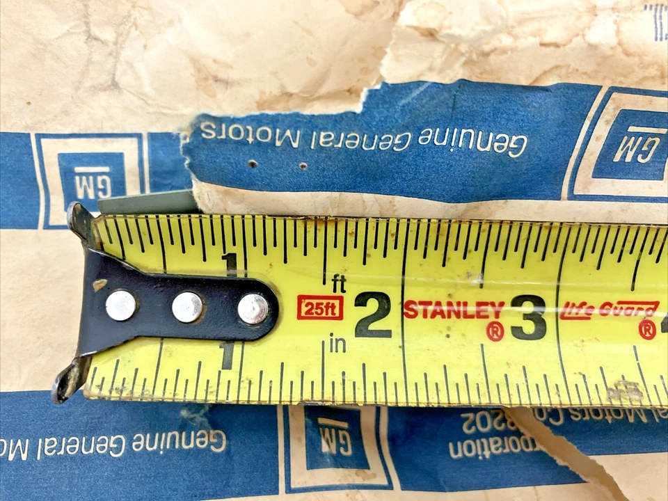 Moldura inferior ventana parabrisas trasero OEM 20339001 1976-79 Chevrolet Nova (Bin99) Foto 2 de 4