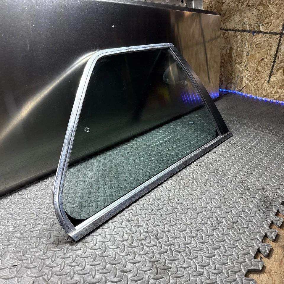 BMW E30 325e M3 325I Coupe Rear Right Vent Green Window Glass OEM - Image 3 of 4