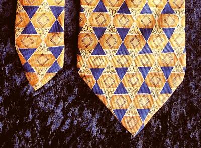 Gregory Cravatte Italy 100% SILK Geometric Navy and Orange Diamonds Tie 4'' x 61''