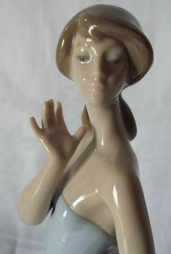 LLADRO 5599 Coquette Retired Excellent condition No Box 8.5" - Picture 3 of 8