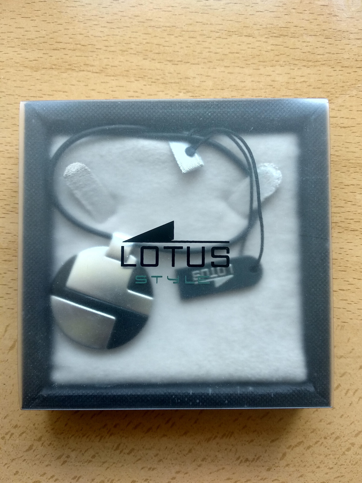 Colgante Lotus para mujer, acero y cerámica. Sin uso, caja y etiqueta original