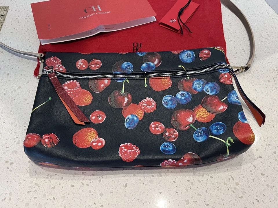 Cartera Carolina Herrera / Fondo negro - fruta Foto 2 de 4