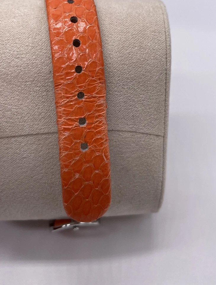 Reloj con correa de cuero de cuarzo suizo Salvatore Ferragamo para mujer FIZ030015 Foto 4 de 4