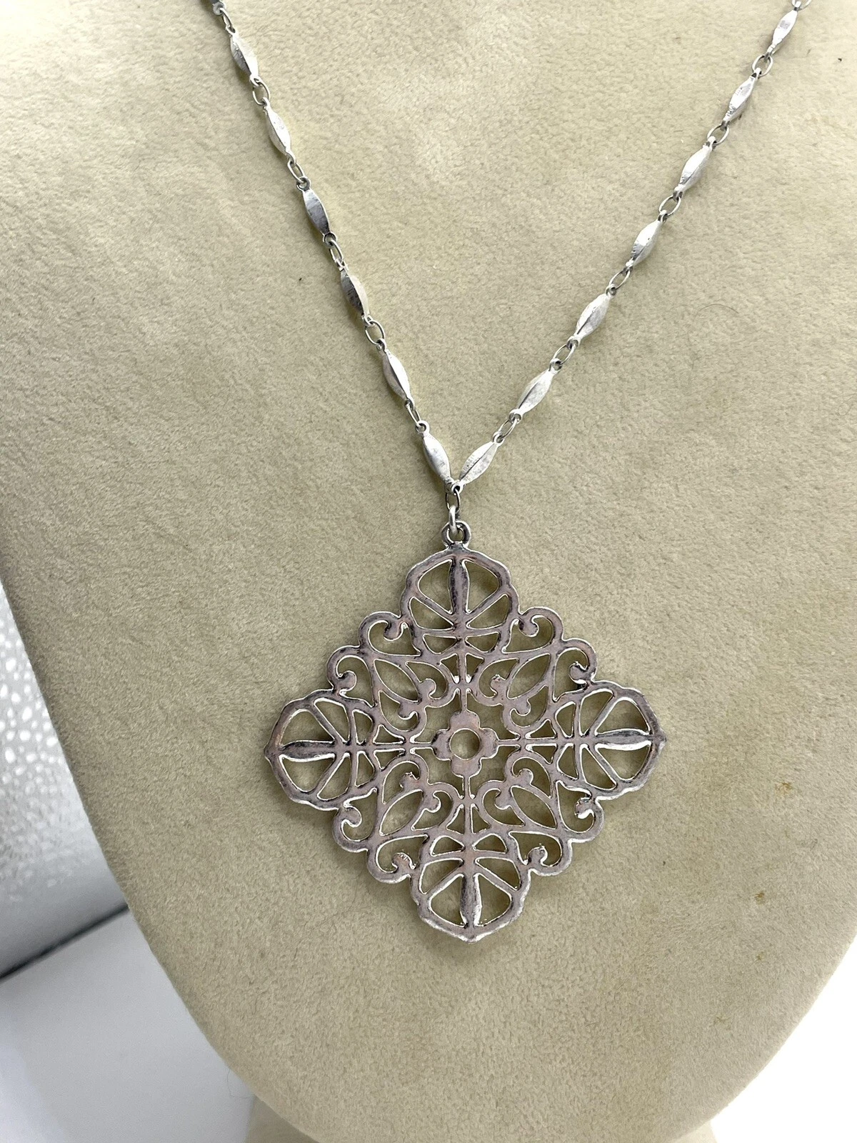 VETEMENTS Collana con ciondolo filagrana grosso placcato argento