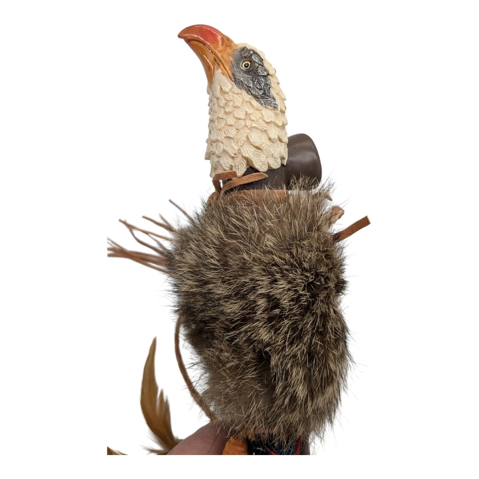 Pipa Ksikkihkini 14" cabeza de águila imitación paz - piel de conejo, cuentas, plumas Foto 2 de 4