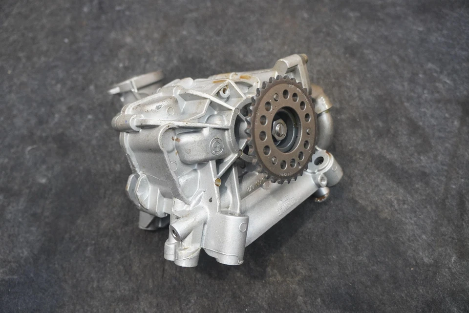 Conjunto de bomba de aceite de motor 4,4 L V8 11418601072 OEM BMW 750i G12 2019 Foto 3 de 4