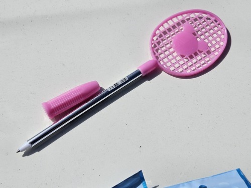 2x Novelty Plastic Tennis Racquet Shaped Pens Stationery Gift Party Bag Toys - Photo 2/3