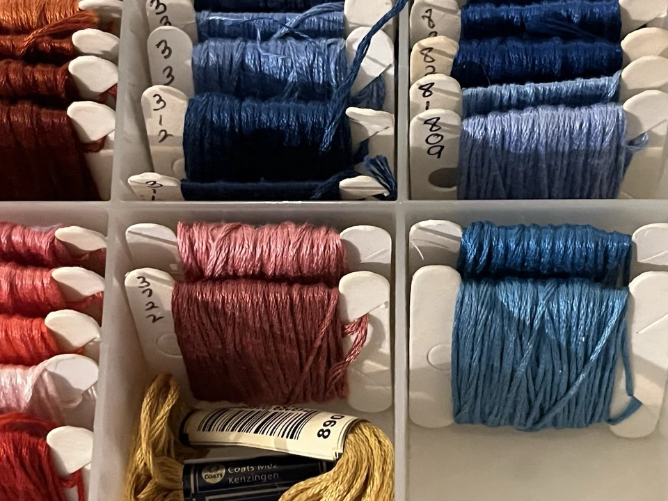 DMC Embroidery Thread Lot w/Color Caddy (1983) 106 Threads & Numbered, Used - Image 3 of 4