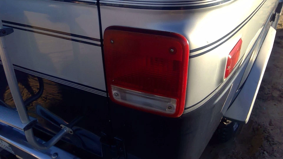 Chevy G20 1985-1995 furgoneta pasajero luz trasera derecha lámpara de freno OEM trasera Foto 3 de 4