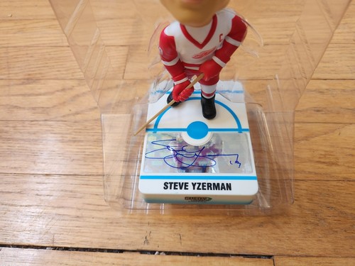 Detroit Red Wings Steve Yzerman Autographed NHL Playmakers Bobblehead COA - Picture 4 of 5
