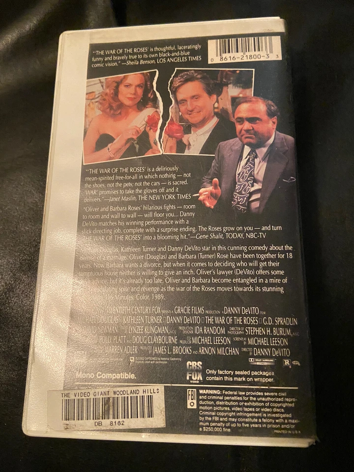 Vintage The War Of The Roses VHS Cassette Former Rental Clam Shell Video Giant - Image 2 of 4