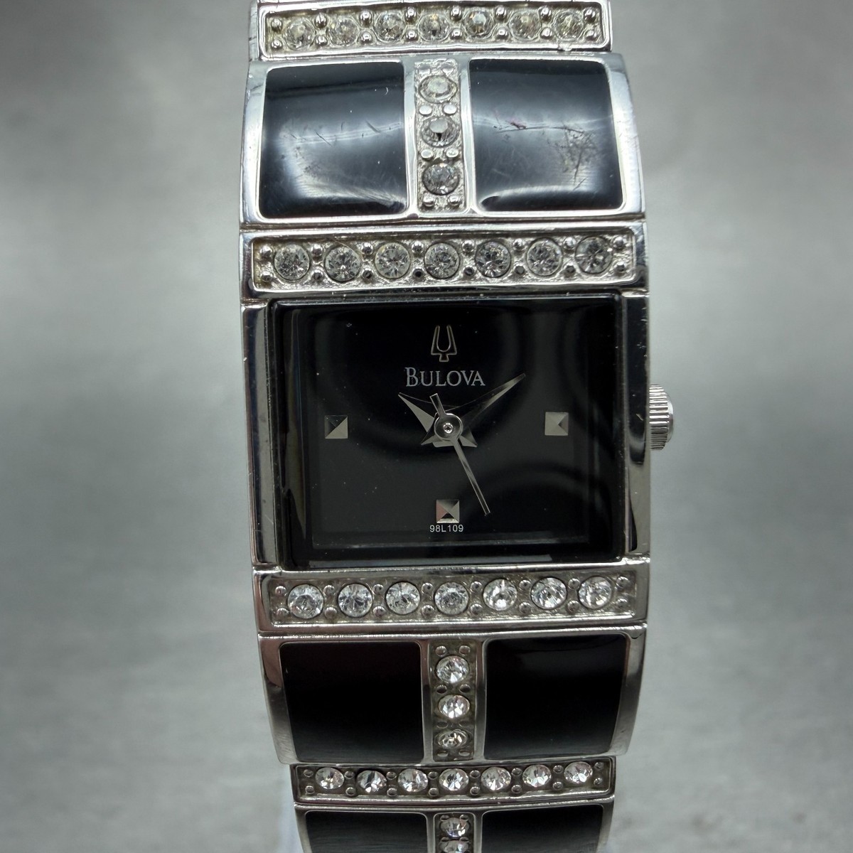 Bulova レディース クォーツ 腕時計 タンク シルバー 142 Bulova Tank Watch Women 17mm Black Dial Black & Silver Tone 98L109