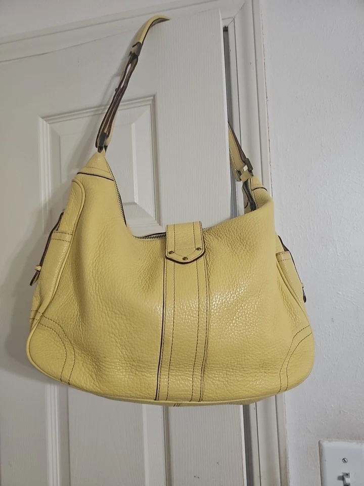 Bolso de hombro grande de cuero granulado amarillo diente de león J Crew forro azul marino y crema Foto 2 de 4