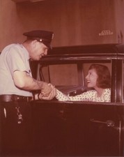 Foto a color vintage de Luise Rainer 8x10 llegando al estudio de cine en limusina