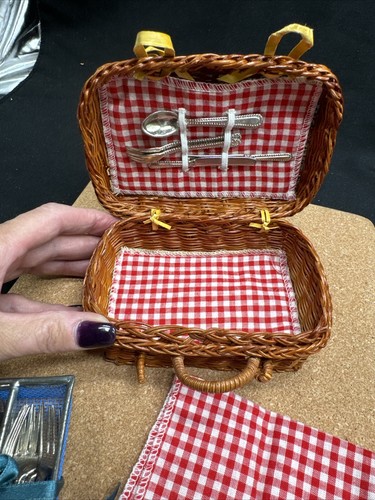 Vintage Childs Toy Metal Utensils And Picnic Basket - Picture 7 of 7