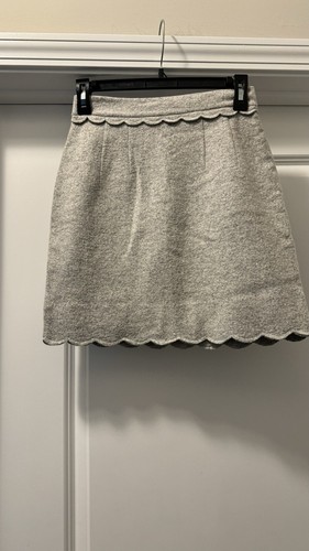 Neu mit Etikett Club Monaco Minirock grau Jakobsmuschelsaum Größe 00