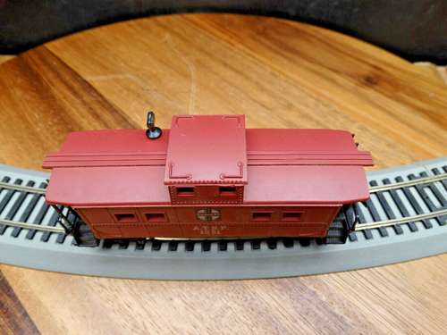 Model Power HO Scale 33' Santa Fe A.T.S.F. 1951 Center Cupula Caboose - Picture 2 of 6