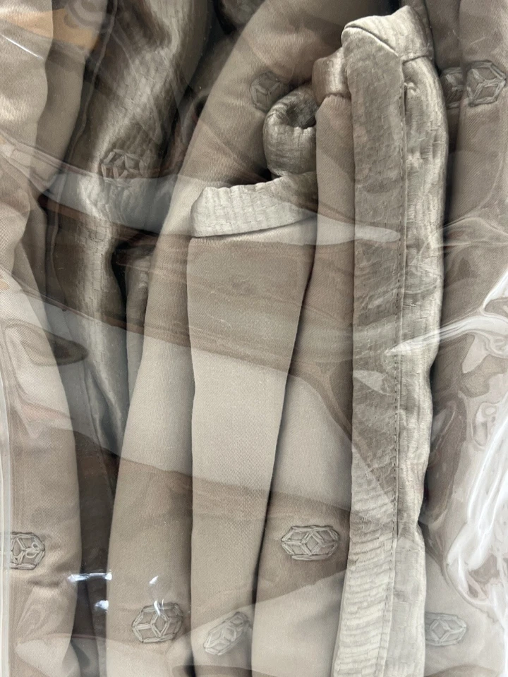 Hudson Park Collection Nouveau Queen Coverlet “92in X 96in” Beige Usado Foto 4 de 4