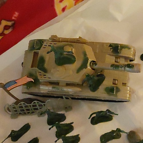 75 PIECE USA MILITARY SET: TANK, SOLDIERS, FLAG, FOX HOLE BARRIERS PLUS MORE FUN - Picture 7 of 12