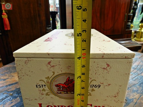 LONDON GIN STORAGE BOX. Nice quality lined wooden box. Great Gift. Size L - Picture 9 of 9