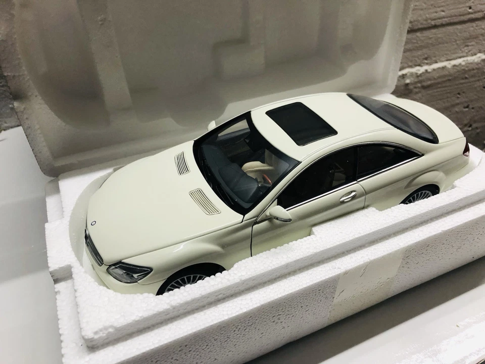 Mercedes Benz CL Klasse C216 White Dealer Edition Autoart 1/18 - Immagine 4 di 4