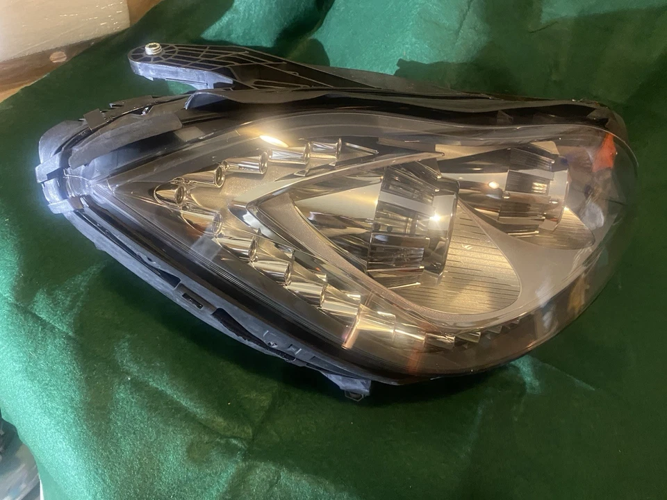 2012-2014 Mercedes-Benz CLS550 CLS63 W218 RH Right Passenger Headlight Xenon OEM - Image 2 of 4