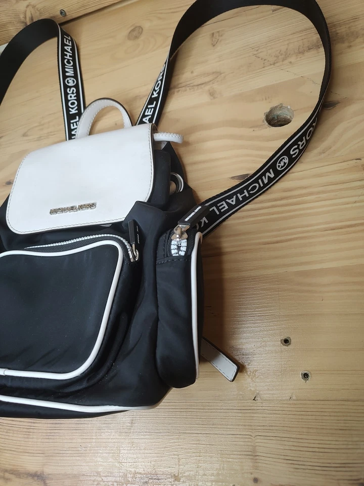 Mochila Michael Kors Usada Foto 2 de 4