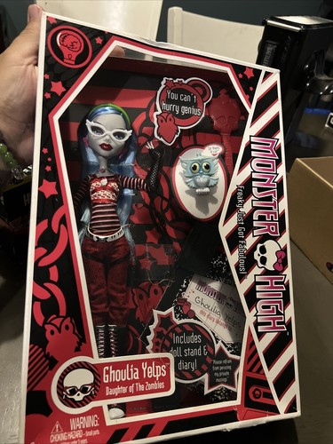 Monster High Doll - Ghoulia Yelps - 2010 - First Wave Ghoulia Brand New in Box