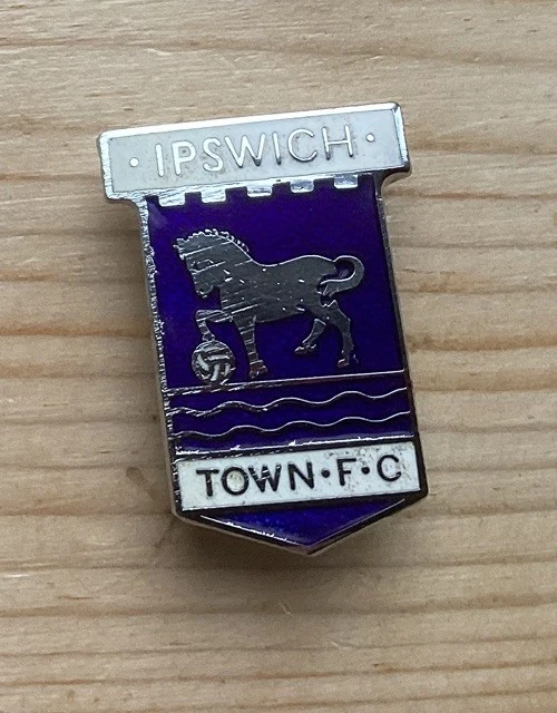 Pin's émaillé Vintage Ipswich Town - Badge Football Style Bouclier Argent