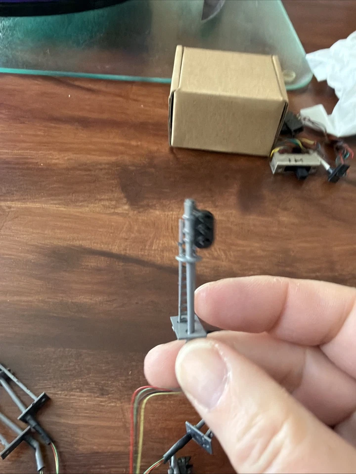 N Scale 6 Qty Wired 3 Light Signals - Image 2 of 4