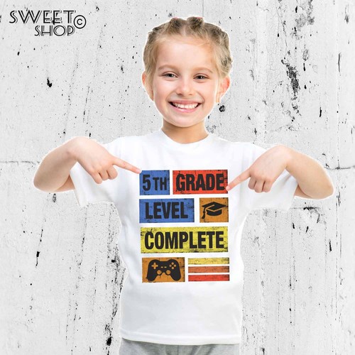 T-shirt maglietta QUINTA ELEMENTARE FINE ANNO SCOLASTICO T-SHIRT IDEA REGALO - Picture 3 of 3