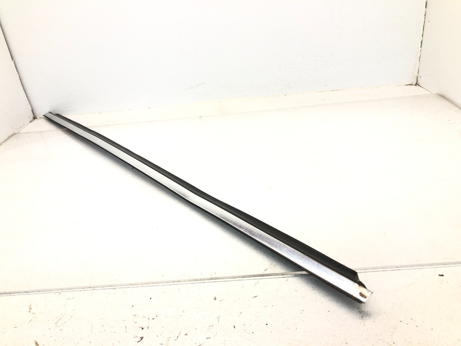 2008-2012 MASERATI GRANTURISMO S M145 RIGHT FRONT DOOR WINDOW BELT MOLDING OEM