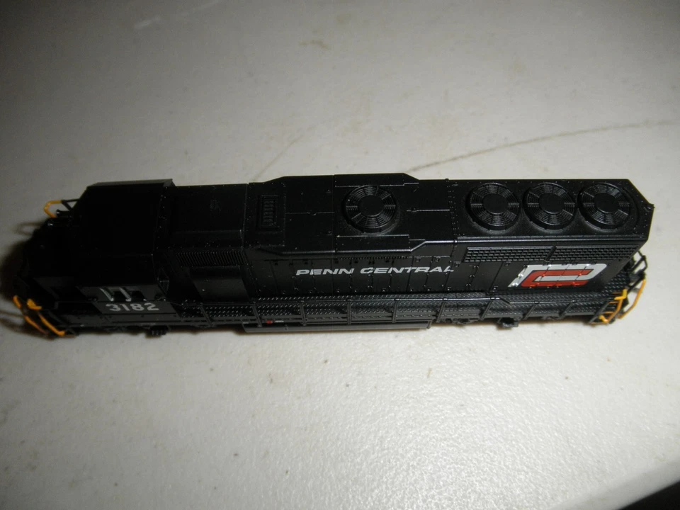 Penn Central  GP40 -  Red C  w/ DCC & sound - Image 2 of 4