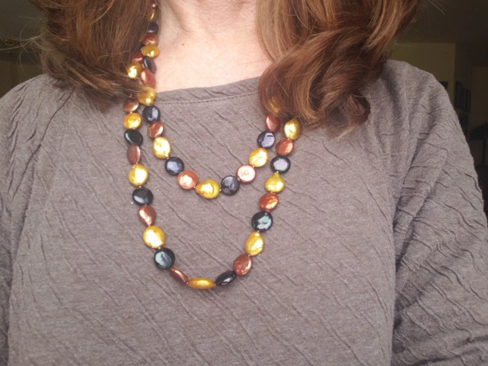 Collar de perlas de moneda de agua dulce y oro y negro de diseñador de 48" Foto 4 de 4