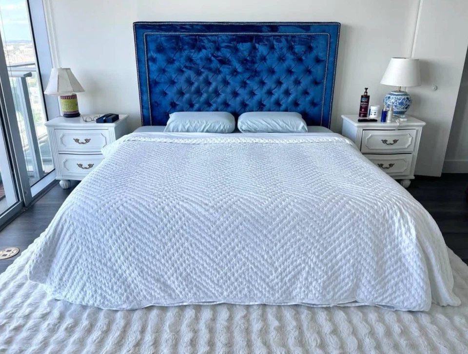 Marco de cama tamaño king de terciopelo azul real - $350 (Melbourne) Foto 2 de 2